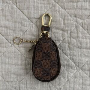 Not Authentic Louis Vuitton Brown Checkered Key Holder with Gold Clip
